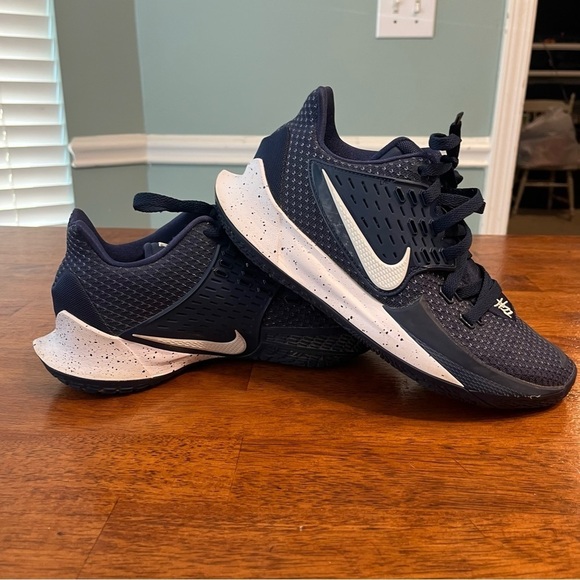 Nike Kyrie Men\'s Dark Blue Navy Athletic Shoes size 7.5